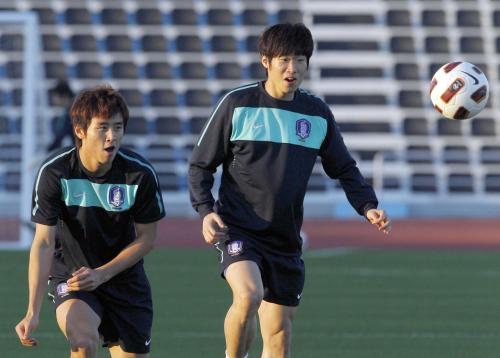 日本との準決勝に向けて調整する韓国の朴智星（右）と具滋哲＝