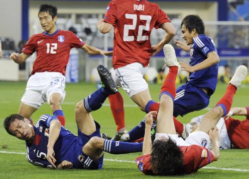 日本―韓国　前半、同点ゴールを決める前田（右奥）。左下はアシストの長友