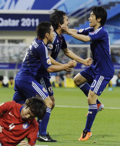 日本―韓国　前半、前田（中央）の同点ゴールを喜ぶ香川（右）とアシストの長友