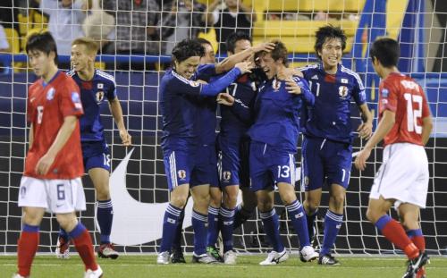 　日本―韓国　延長前半、勝ち越しゴールを決め喜ぶ細貝（右から３人目）ら日本イレブン