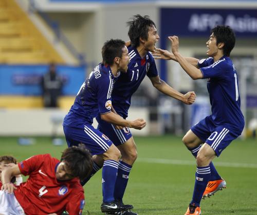 ＜日本・韓国＞前半、同点ゴールを決めた前田（中央）は長友（左）、香川と喜び合う