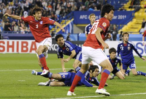日本―韓国　延長後半終了間際に同点ゴールを決める韓国の黄載元（左端）