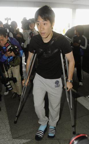 サッカーのアジア・カップ準決勝の韓国戦で負傷し、所属クラブのあるドイツに戻るためドーハ空港に到着した香川真司