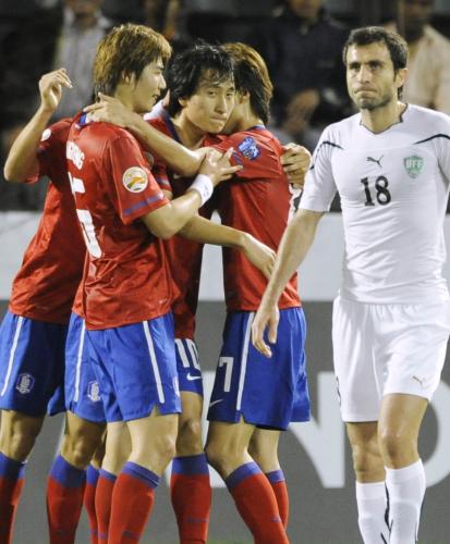 韓国 ウズベキスタン 前半 ２点目のゴールを決め祝福される韓国のチ ドンウォン 左から２人目 スポニチ Sponichi Annex サッカー