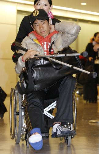 アジア・カップ準決勝の韓国戦で右足を骨折し帰国した、サッカー日本代表の香川真司