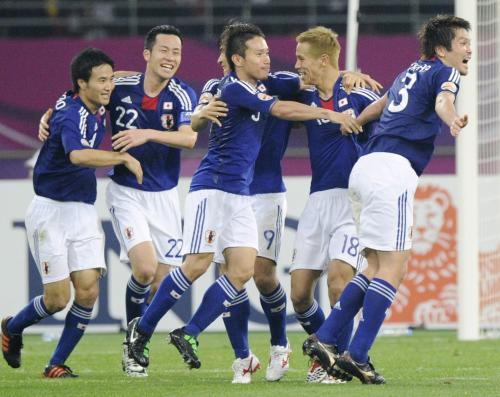 オーストラリアを破って優勝し、抱き合って喜ぶ本田圭（右から２人目）ら日本