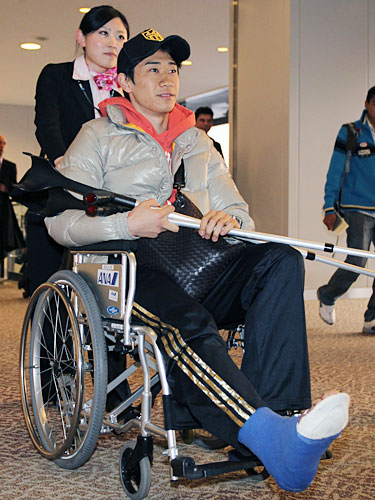 車椅子に乗り、帰国した香川真司