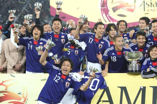 ＜オーストラリア・日本＞優勝杯を手に喜ぶ日本代表イレブン。前列はＤＦ森脇