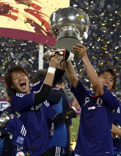 西川（左）と優勝カップを掲げる李
