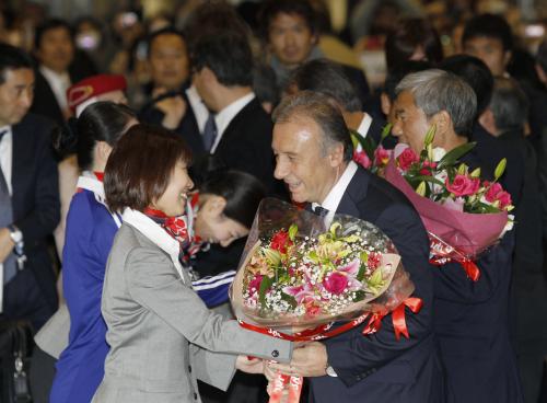 アジア杯で優勝して帰国、花束を受け取るサッカー日本代表のザッケローニ監督（中央右）
