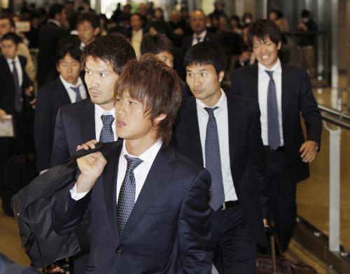 アジア杯で優勝し帰国した（左から）岩政、李、今野らサッカー日本代表選手