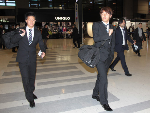 成田空港に到着し出国検査場へ向かう小野（左）と宇佐美　