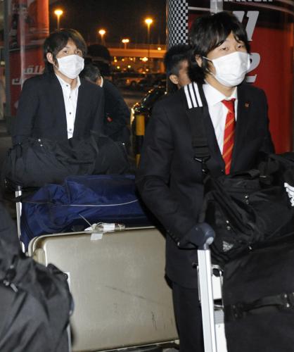 バーレーンに到着したサッカーＵ―２２日本代表の永井（右）と宇佐美