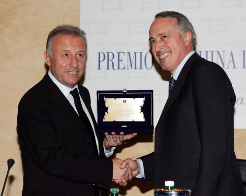 特別賞を受賞しイタリアサッカー協会のアベーテ会長と握手するザッケローニ監督