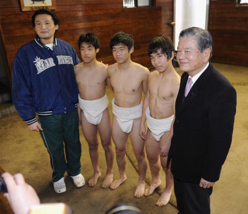 稽古後に貴乃花親方（左端）、ＪＦＡの川淵名誉会長（右端）と記念写真に納まる「ＪＦＡアカデミー福島」の男子生徒