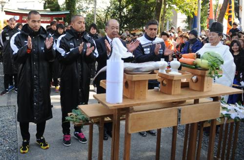 清水魚町稲荷神社で必勝を祈願する（左から）清水ＦＷ高原、ＭＦ小野、竹内社長、ゴトビ監督