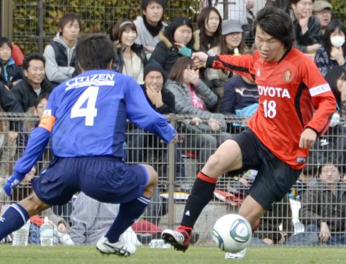 甲府との練習試合で、実戦デビューした名古屋のルーキー永井（右）