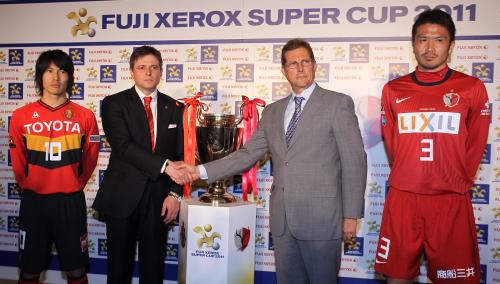 ＜ゼロックススーパーカップ２０１１会見＞試合を前に握手をかわす名古屋・小川、ストイコッチ監督、鹿島・オリヴェイラ監督、岩政（左から）