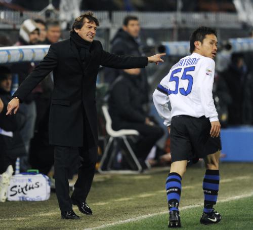 ＜サンプドリアＶＳインテル・ミラノ＞試合中、レオナルド監督（左）の指示を受けるインテル・ミラノの長友