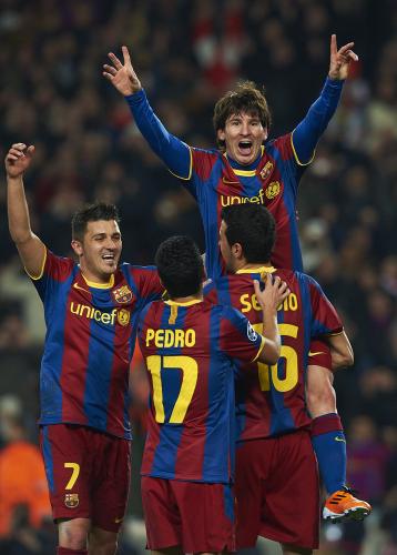 ＜バルセロナ・アーセナル＞ゴールを決めて、チームメートに祝福されるメッシ（右上）