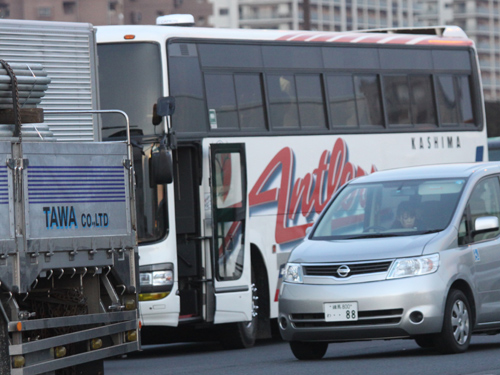 高速道路で立ち往生する鹿島のチームバス