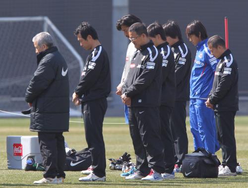 横浜練習の冒頭、東北の方角に向かって黙とうをささげる木村監督（左端）、中沢（左から３人目）、中村（同７人目）ら