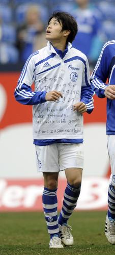 日本語とドイツ語のメッセージを書いたシャツを着るシャルケの内田篤人 スポニチ Sponichi Annex サッカー