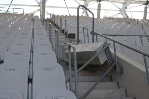 手すりごと崩落した鹿島カシマスタジアムの階段（鹿島アントラーズ提供）　　