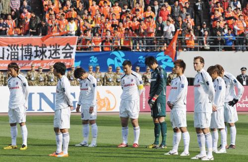 試合前、東日本大震災の犠牲者に黙とうをささげるＣ大阪イレブン