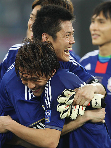 アジア杯優勝を決めＦＷ李忠成（右）と抱き合うＧＫ川島