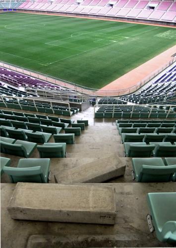地震でずれたユアテックスタジアム仙台の階段