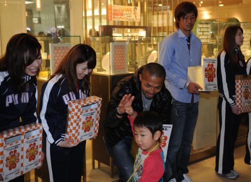 ＪＲ静岡駅で募金活動を行った清水ＭＦ小野（中央）