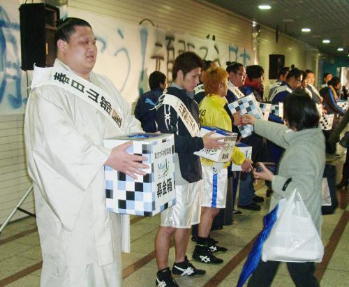 被災者のために街頭募金する大相撲の春日王（左端）、Ｊ１川崎Ｆの選手ら
