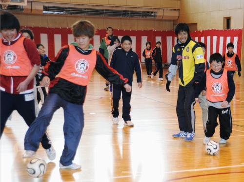 Ｊ２ザスパ草津が開いたサッカー教室で、選手とゲームをする子どもたち