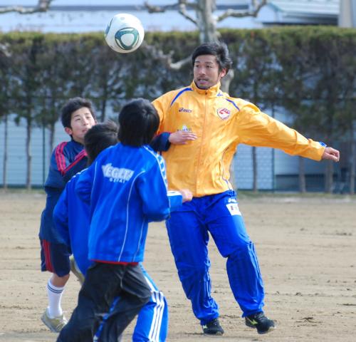 訪問した石巻市立向陽小学校で子供たちとサッカーをする仙台ＦＷ柳沢