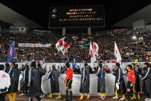 ＜日本代表・Ｊ選抜＞詰めかけた大勢のサポーターに手を振る両イレブン