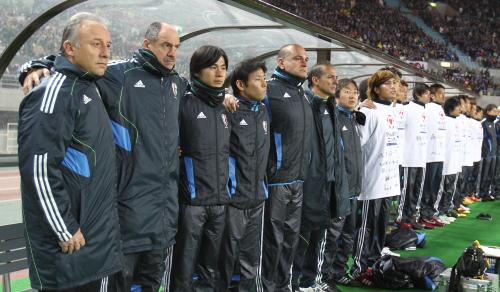 ＜日本代表・Ｊ選抜＞スタッフらと肩を組むザッケローニ監督（左）