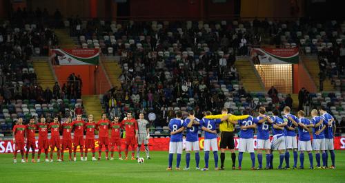 ＜ポルトガル・フィンランド＞試合前、東日本大震災の犠牲者に黙とうをささげる両チームの選手たち