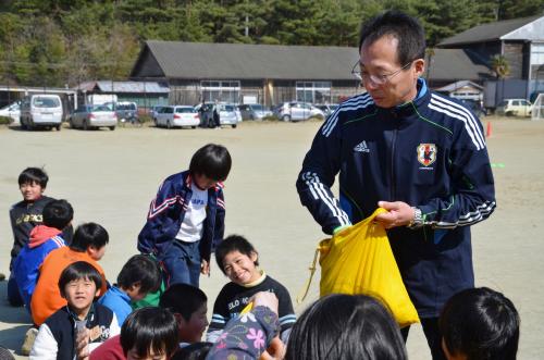 避難所でサッカー教室を開いた岡田武史氏