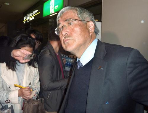 訪問先の南米から帰国し、報道陣の質問に答える日本サッカー協会の小倉純二会長