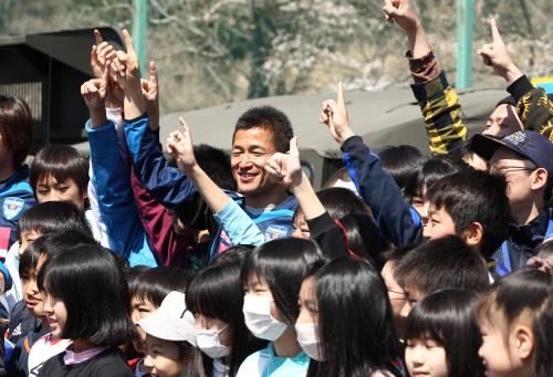 ＜横浜ＦＣ・被災地訪問＞子供たちと笑顔で記念撮影する横浜ＦＣ・三浦知