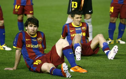 ＜Ｒマドリード・バルセロナ＞試合後、ピッチに座り込むメッシ（左）ビジャら