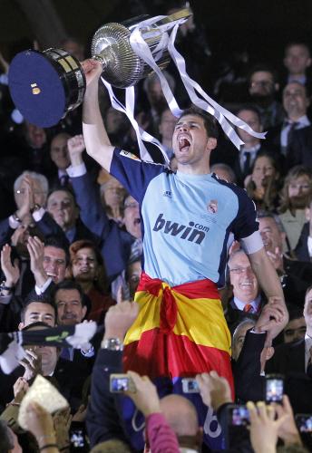 ＜Ｒ・マドリード・バルセロナ＞１８季ぶりに国王杯を制し、トロフィーを掲げるＧＫカシージャス