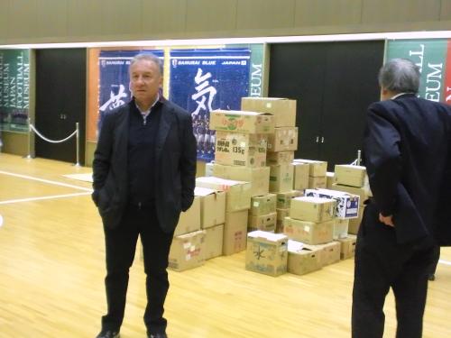 日本サッカー協会に集まった支援物資を見るザッケローニ監督と小倉会長