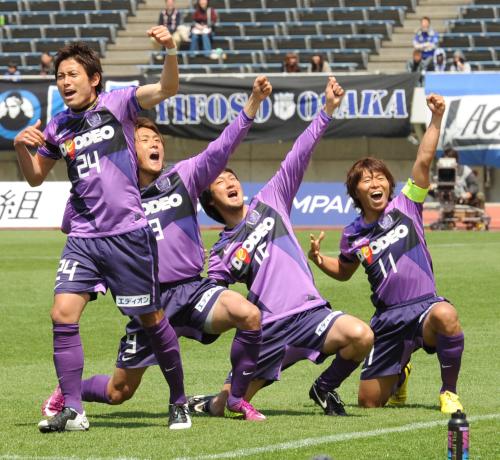 ＜広島・Ｇ大阪＞前半１分、先制ゴールで弓矢パフォーマンスをする（左から）森脇、李、高萩、佐藤