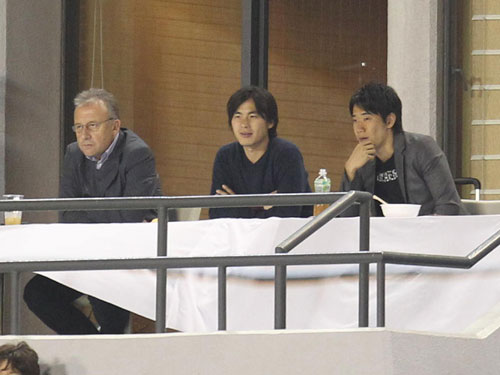 ＜Ｃ大阪・川崎Ｆ＞試合を視察する（左から）日本代表・ザッケローニ監督、矢野通訳、ドルトムント・香川