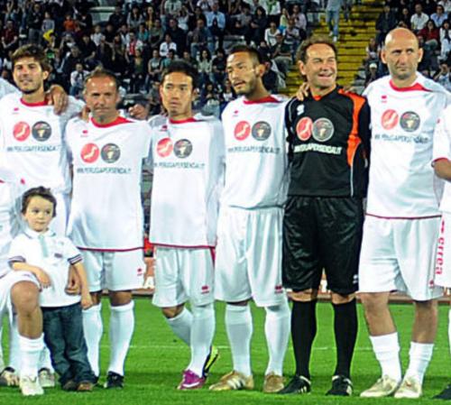 イタリアのペルージャで行われた、復興支援を目的としたサッカーの慈善試合で肩を組む中田英寿氏（右から３人目）と長友佑都（同４人目）ら