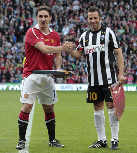 試合前に握手をするネビル（左）とデル・ピエロ
