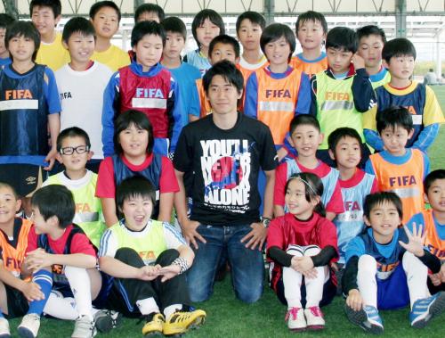 少年サッカーのイベントに参加し、記念撮影するドルトムントの香川真司（中央）