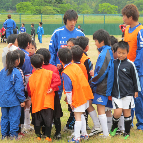 宮城県東松島市でサッカー教室を開いた中村（中央）ら横浜イレブン